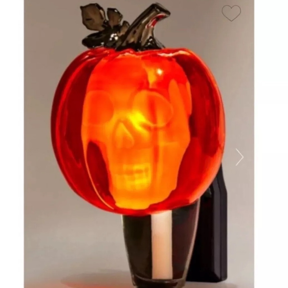 Bath & Body Works PUMPKIN SKULL Halloween Wallflowers Plug-In Night Light